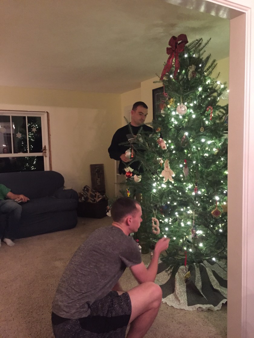 23-christmas-decorating-tree