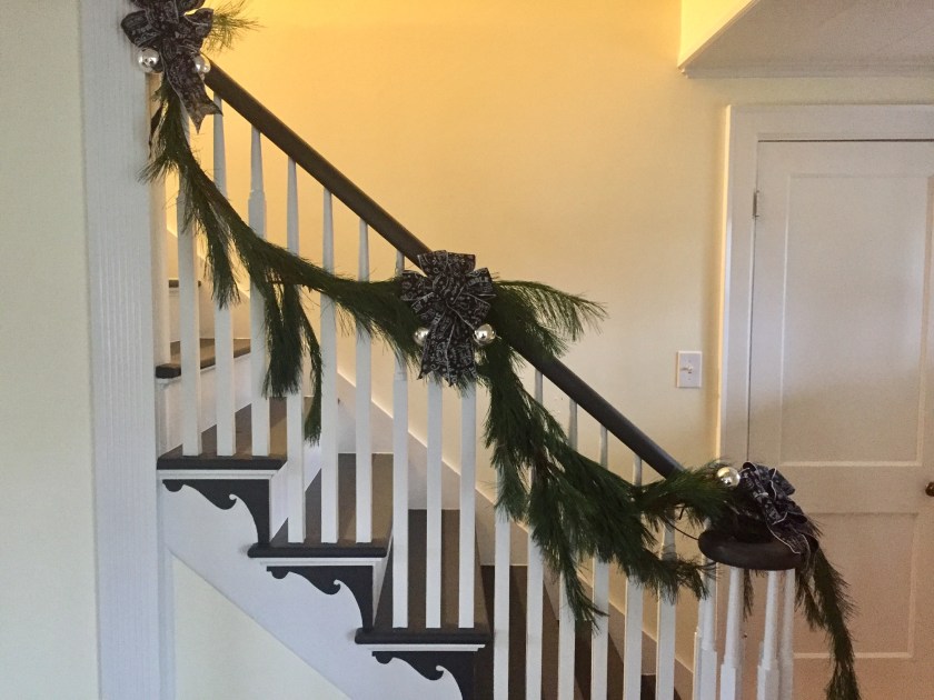 26-christmas-bannister